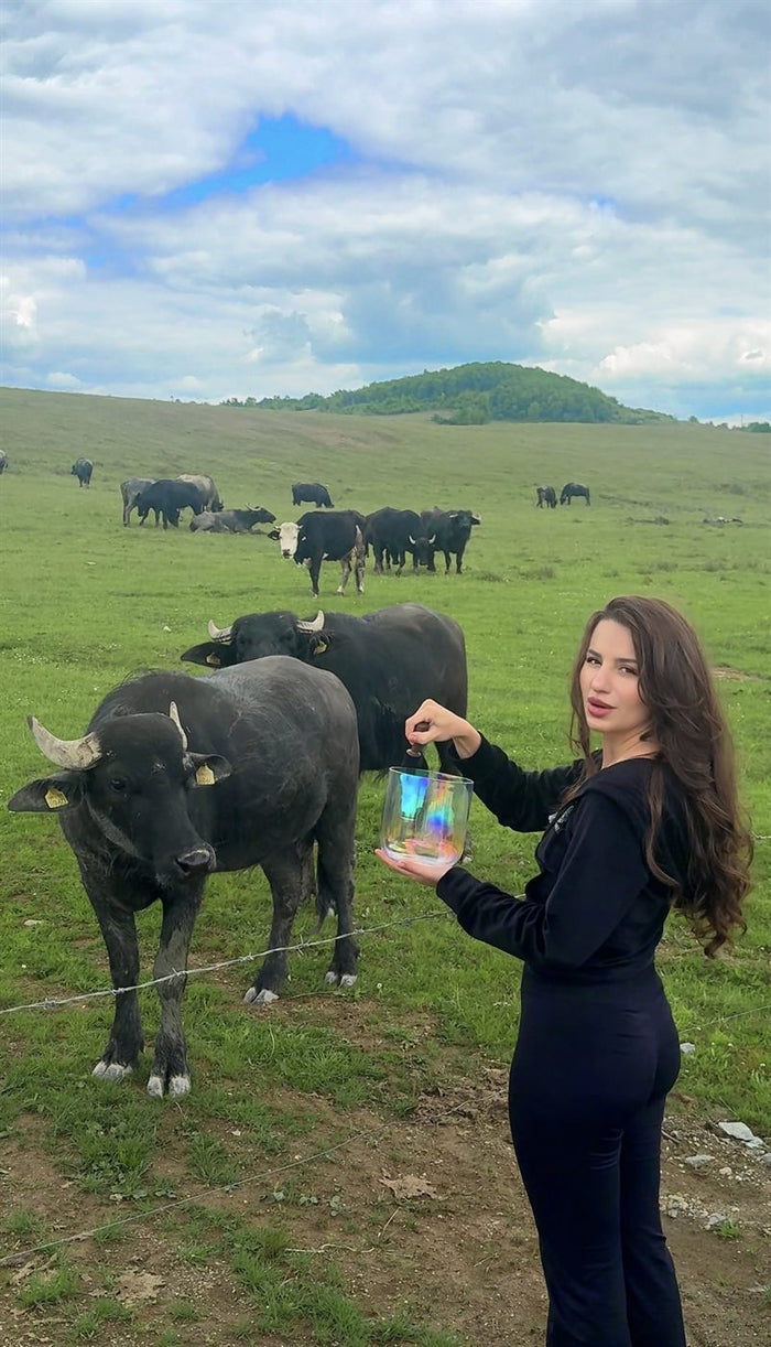 Xenia cântând în natură, printre animale