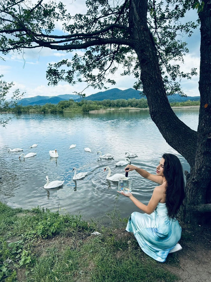 Xenia cântând în natură, printre animale