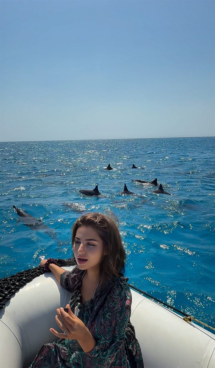 Xenia cântând în natură, printre animale