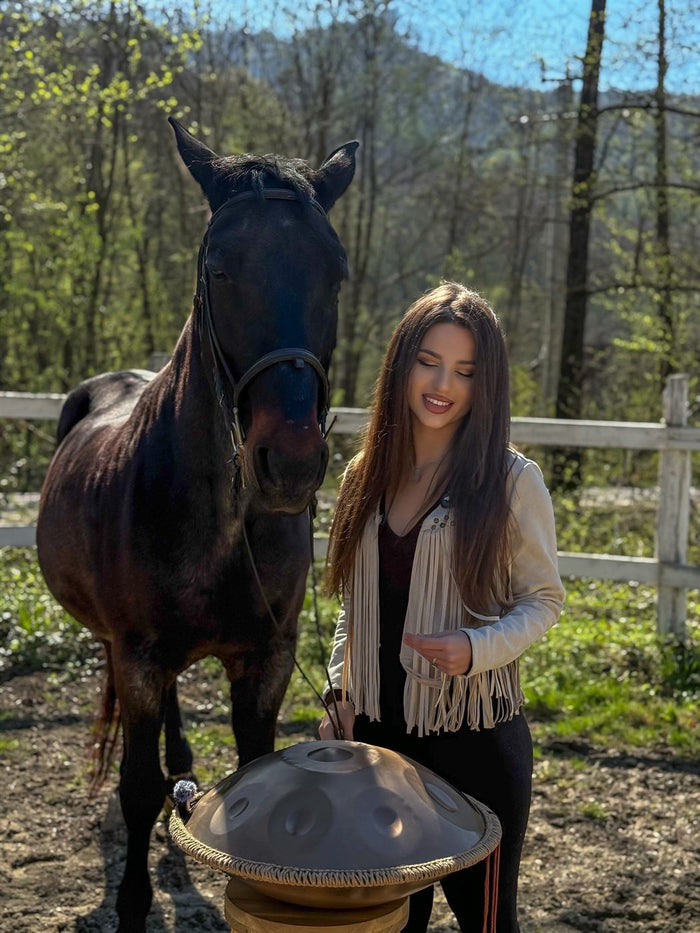 Xenia cântând în natură, printre animale